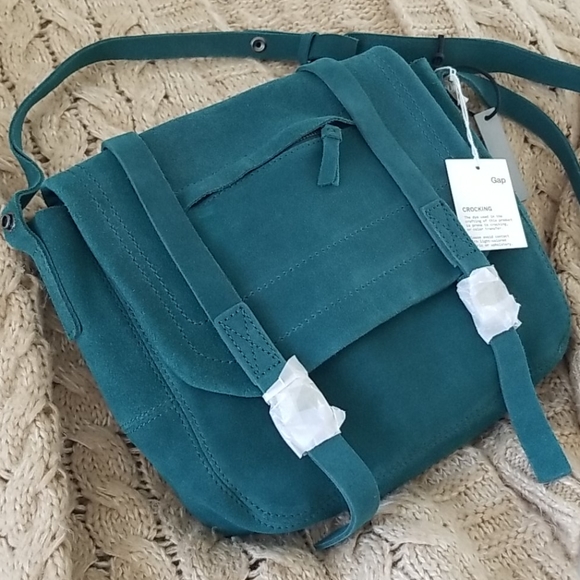 GAP Handbags - NWT•GAP suede crossbody bag▪︎boho
